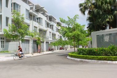 Chính chủ bán liền kề Văn Phú lô góc gần đường Quang Trung, hướng Đông Bắc, nhà đã hoàn thiện, mặt tiền 22m kinh doanh tốt